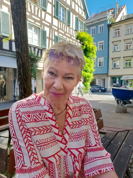 Ravensburg Caddesinde Yetişkin Bir Kadının Portresi Yaz - Stok İmaj