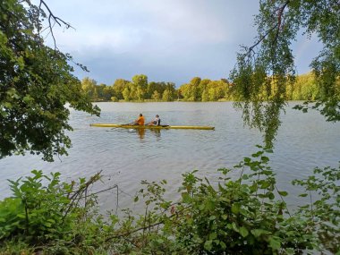 Bad Waldsee, Almanya - 12 Eylül 2023: Bad Waldsee 'deki şehir gölünde akademik kürek çeken sporcuların eğitimi