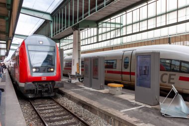 STUTTGART, ALMANY - 31 Ağustos 2023: Deutsche Bahn treni Stuttgart 'ın ana tren istasyonuna vardı.