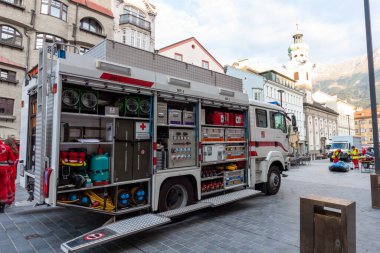 INNSBRUCK, AUSTRIA - 14 Ekim 2023: Maria-Theresien-Strasse 'de çok sayıda CPR temalı egzersiz istasyonu, bilgi standı ve daha fazlası ile büyük bir güvenlik ve aile festivali