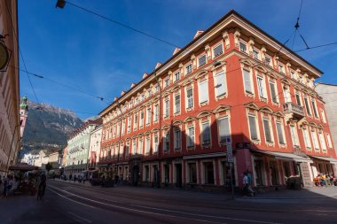 INNSBRUCK, AUSTRIA - 13 Ekim 2023: Marie-Theresien-Strasse, Innsbruck. Günaydın 13 Ekim 2023
