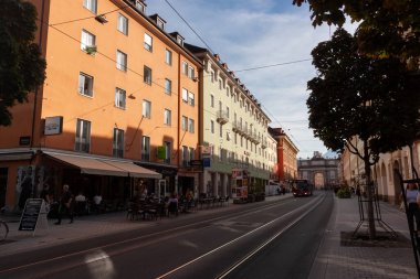 INNSBRUCK, AUSTRIA - 13 Ekim 2023: Marie-Theresien-Strasse, Innsbruck. Günaydın 13 Ekim 2023