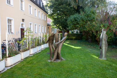 INNSBRUCK, AUSTRIA - 13 Ekim 2023: Palais Trapp 'taki Skulpturgarten' de Lois Anvidalfarei 'nin heykelleri