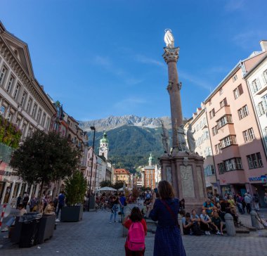 INNSBRUCK, AUSTRIA - 13 Ekim 2023: St. Anne Sütunu ve Nordkette ile Innsbruck şehri manzarası. Ekim