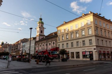 INNSBRUCK, AUSTRIA - 14 Ekim 2023: Maria-Theresien-Strasse 'de çok sayıda CPR temalı egzersiz istasyonu, bilgi standı ve daha fazlası ile büyük bir güvenlik ve aile festivali