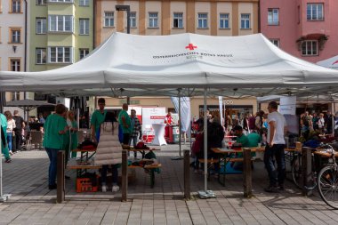 INNSBRUCK, AUSTRIA - 14 Ekim 2023: Maria-Theresien-Strasse 'de çok sayıda CPR temalı egzersiz istasyonu, bilgi standı ve daha fazlası ile büyük bir güvenlik ve aile festivali