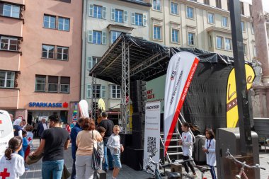 INNSBRUCK, AUSTRIA - 14 Ekim 2023: Maria-Theresien-Strasse 'de çok sayıda CPR temalı egzersiz istasyonu, bilgi standı ve daha fazlası ile büyük bir güvenlik ve aile festivali