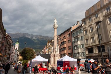 INNSBRUCK, AUSTRIA - 14 Ekim 2023: Maria-Theresien-Strasse 'de çok sayıda CPR temalı egzersiz istasyonu, bilgi standı ve daha fazlası ile büyük bir güvenlik ve aile festivali