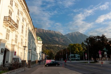 INNSBRUCK, AUSTRIA - 14 Ekim 2023: Hofburg İmparatorluk Sarayı yakınlarındaki meydanda Avusturya 'nın Innsbruck kentinde eski bir Habsburg sarayı bulunmaktadır. Innsbruck, Tyrol 'un başkentidir.