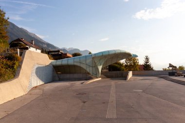InNSBRUCK, AUSTRIA - 14 Ekim 2023 Hungerburgbahn Hungerburg istasyonu, Innsbruck, Avusturya 'daki hibrit füniküler demiryolu. Hungerburg şehir merkezini şehir merkezine bağlayan Funicular..