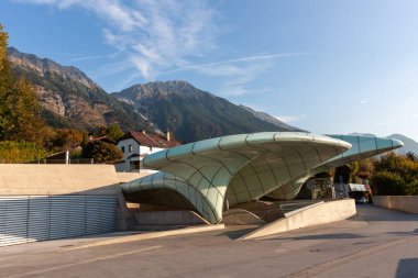 InNSBRUCK, AUSTRIA - 14 Ekim 2023 Hungerburgbahn Hungerburg istasyonu, Innsbruck, Avusturya 'daki hibrit füniküler demiryolu. Hungerburg şehir merkezini şehir merkezine bağlayan Funicular..