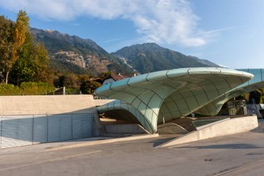 InNSBRUCK, AUSTRIA - 14 Ekim 2023 Hungerburgbahn Hungerburg istasyonu, Innsbruck, Avusturya 'daki hibrit füniküler demiryolu. Hungerburg şehir merkezini şehir merkezine bağlayan Funicular..
