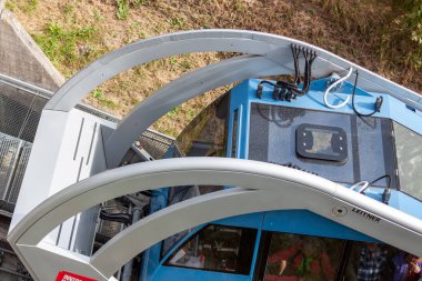 Innsbruck, AUSTRIA - 14 Ekim 2023: Avusturya 'nın güzel bir sonbahar gününde Innsbruck kentinde Funicular demiryolu. Parça