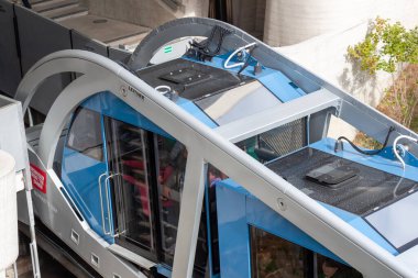 Innsbruck, AUSTRIA - 14 Ekim 2023: Avusturya 'nın güzel bir sonbahar gününde Innsbruck kentinde Funicular demiryolu. Parça