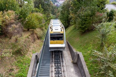 INNSBRUCK, AUSTRIA - 14 Ekim 2023: Güzel bir sonbahar gününde, Avusturya 'nın Alplerdeki Innsbruck kentinde Funicular demiryolu