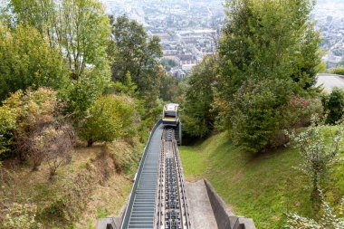 INNSBRUCK, AUSTRIA - 14 Ekim 2023: Güzel bir sonbahar gününde, Avusturya 'nın Alplerdeki Innsbruck kentinde Funicular demiryolu