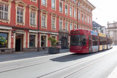 INNSBRUCK, AUSTRIA - 14 Ekim 2023 Innsbruck sokaklarında tramvay - popüler toplu taşıma