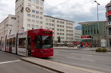 INNSBRUCK, AUSTRIA - 14 Ekim 2023 Innsbruck sokaklarında tramvay - popüler toplu taşıma