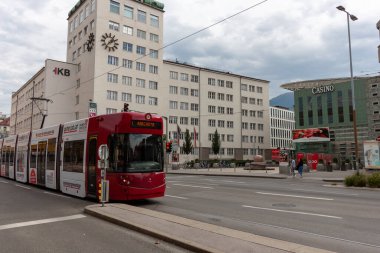 INNSBRUCK, AUSTRIA - 14 Ekim 2023 Innsbruck sokaklarında tramvay - popüler toplu taşıma