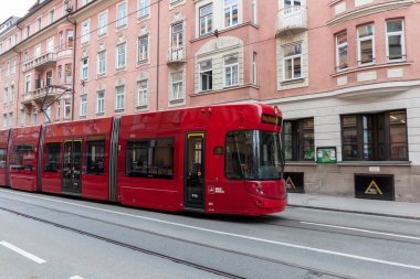 INNSBRUCK, AUSTRIA - 14 Ekim 2023 Innsbruck sokaklarında tramvay - popüler toplu taşıma