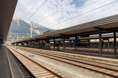 INNSBRUCK, AUSTRIA - 14 Ekim 2023: Innsbruck Hbf tren istasyonunun fotoğrafı, Innsbruck, Avusturya