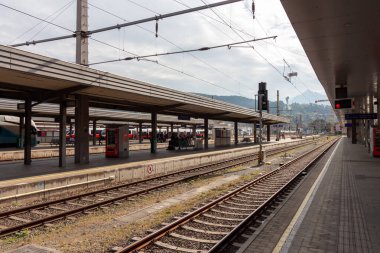 INNSBRUCK, AUSTRIA - 14 Ekim 2023: Innsbruck Hbf tren istasyonunun fotoğrafı, Innsbruck, Avusturya