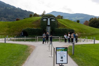WATTENS, AUSTRIA - 14 Ekim 2023: Swarovski Kristal Dünyaları, Giant, Wattens Tyrol, Avusturya 'nın şelalesinin altında giriş