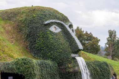 WATTENS, AUSTRIA - 14 Ekim 2023: Swarovski Kristal Dünyaları, Giant, Wattens Tyrol, Avusturya 'nın şelalesinin altında giriş