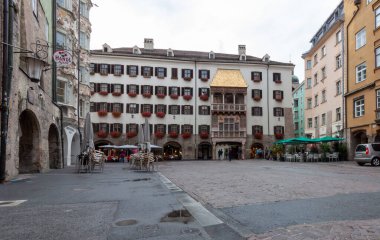 Altın Çatı 'nın önündeki kare, 2.738 ateş yaldızlı bakır fayansla süslenmiş. Innsbruck, Avusturya