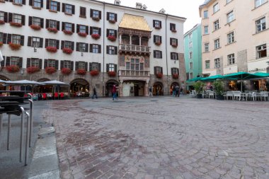 InNSBRUCK, AUSTRIA - 15 Ekim 2023 Altın Çatı 'nın önündeki kare İmparator I. Maximilian' ın Bianca Sforza ile düğününü kutlamak için 2.738 adet ateş yaldızlı bakır fayansla süslendi.