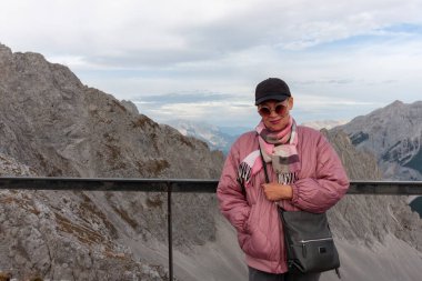 Nordkette 'in dipsiz kuyunun üstünde olgun bir kadın. Avusturya, Innsbruck 'un zirvesi