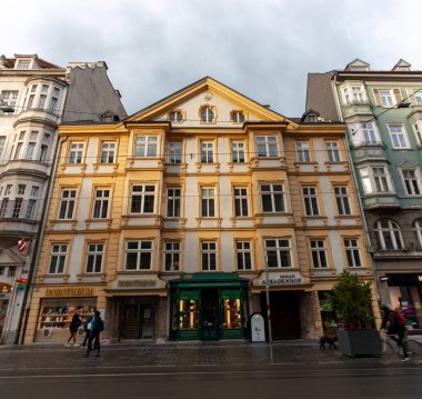 INNSBRUCK, AUSTRIA - 15 Ekim 2023: Ekimin erken saatlerinde Innsbruck caddesinde eski resimli evlerin panoraması
