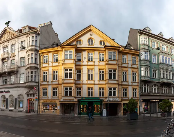 INNSBRUCK, AUSTRIA - 15 Ekim 2023: Ekimin erken saatlerinde Innsbruck caddesinde eski resimli evlerin panoraması