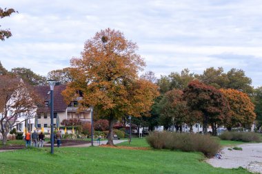 LANGENARJEN, GERMANY - 10 EKİM 2022 Langenargen 'in Constance Gölü yakınlarındaki manzarası