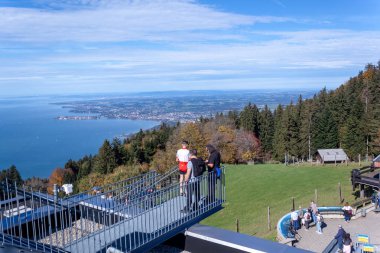 BREGENZ, AUSTRIA - 16 Ekim 2023 Pfaender Dağı 'ndaki gözlem güvertesinde
