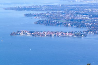 Bodensee 'nin Panoraması. Lindau Insel ön planda. Avusturya, Pfaender dağından görüntü