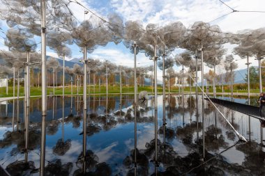 WATTENS, AUSTRIA - 14 Ekim 2023: Swarovski Kristallwelten 'deki güzel kristal bulutlar (Kristal Dünyalar)