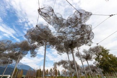 WATTENS, AUSTRIA - 14 Ekim 2023: Swarovski Kristallwelten 'deki güzel kristal bulutlar (Kristal Dünyalar)