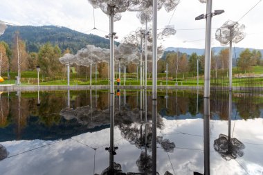 WATTENS, AUSTRIA - 14 Ekim 2023: Swarovski Kristallwelten 'deki güzel kristal bulutlar (Kristal Dünyalar)