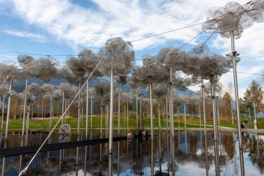 WATTENS, AUSTRIA - 14 Ekim 2023: Swarovski Kristallwelten 'deki güzel kristal bulutlar (Kristal Dünyalar)