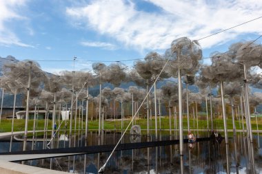 WATTENS, AUSTRIA - 14 Ekim 2023: Swarovski Kristallwelten 'deki güzel kristal bulutlar (Kristal Dünyalar)