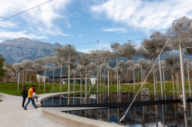 WATTENS, AUSTRIA - 14 Ekim 2023: Swarovski Kristallwelten 'deki güzel kristal bulutlar (Kristal Dünyalar)