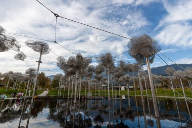 WATTENS, AUSTRIA - 14 Ekim 2023: Swarovski Kristallwelten 'deki güzel kristal bulutlar (Kristal Dünyalar)