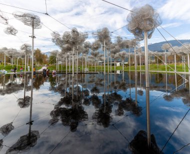 WATTENS, AUSTRIA - 14 Ekim 2023: Swarovski Kristallwelten 'deki güzel kristal bulutlar (Kristal Dünyalar)