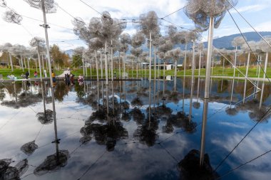 WATTENS, AUSTRIA - 14 Ekim 2023: Swarovski Kristallwelten 'deki güzel kristal bulutlar (Kristal Dünyalar)