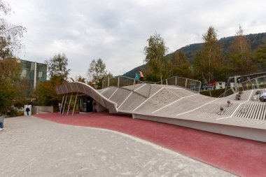 WATTENS, AUSTRIA - 14 Ekim 2023: Swarovski Kristal Dünyasındaki Çocuklar için oyun alanı