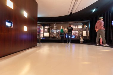 WATTENS, AUSTRIA - 14 Ekim 2023: Swarovski Kristallwelten veya Kristal Dünyası 'nın sergi salonunda