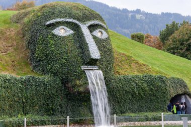 WATTENS, AUSTRIA - 14 Ekim 2023: Swarovski Kristal Dünyaları, Giant, Wattens Tyrol, Avusturya 'nın şelalesinin altında giriş