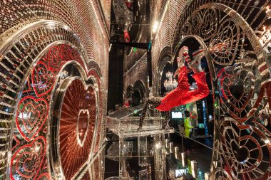 WATTENS, AUSTRIA - 14 Ekim 2023: Swarovski Kristal Dünyaları Müzesi - Performans Sanatı