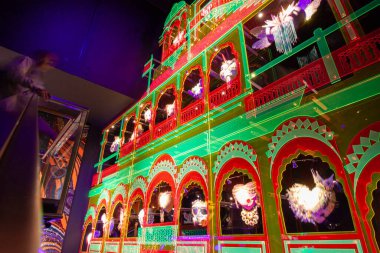 WATTENS, AUSTRIA - 14 Ekim 2023: Wattens 'teki Swarovski Kristallwelten veya Crystal World' deki sergi salonlarında. Swarovski Avusturyalı bir kurşun cam üreticisi.